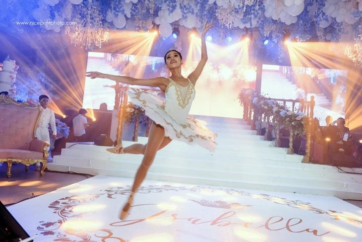 mujer bailarina de ballet en fiesta