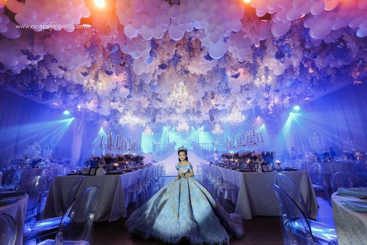 niña con vestido azul y corona en fiesta