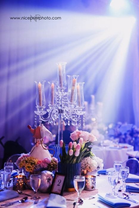 arreglo de mesa con velas y flores