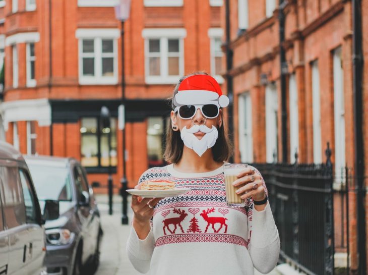 chica vestida de Santa Claus