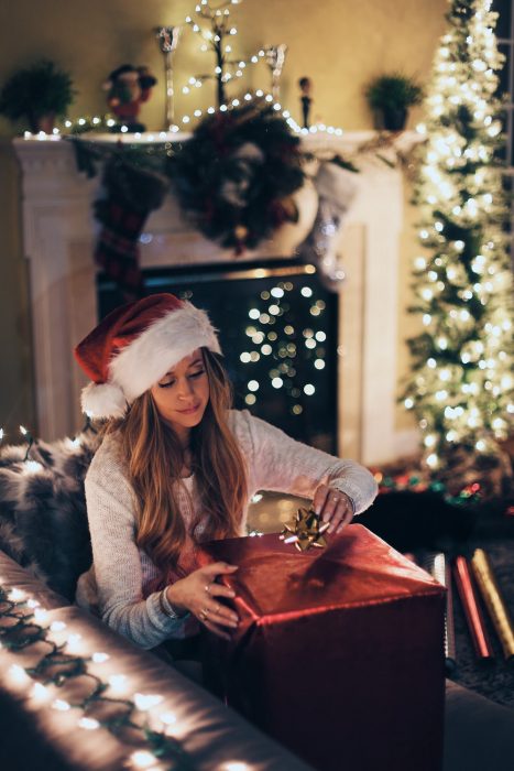 chica abriendo su regalo de Navidad