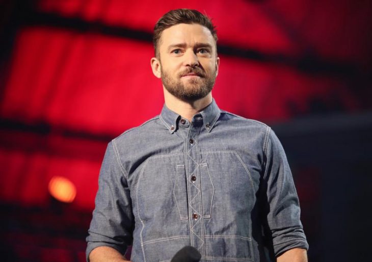 hombre con barba de candado 