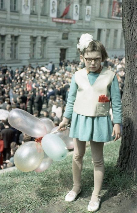 Niña sosteniendo unos globos en la segunda guerra mundial