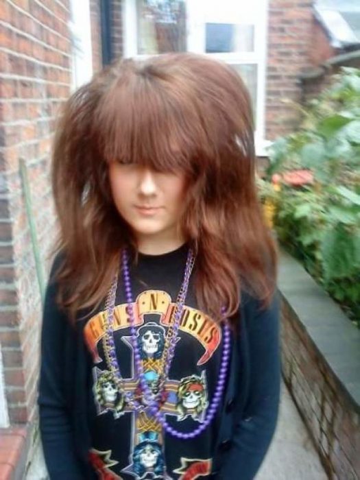 Niño con el cabello de estilo guns and roses 