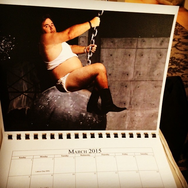 Hombre posando en un calendario como Miley Cyrus 