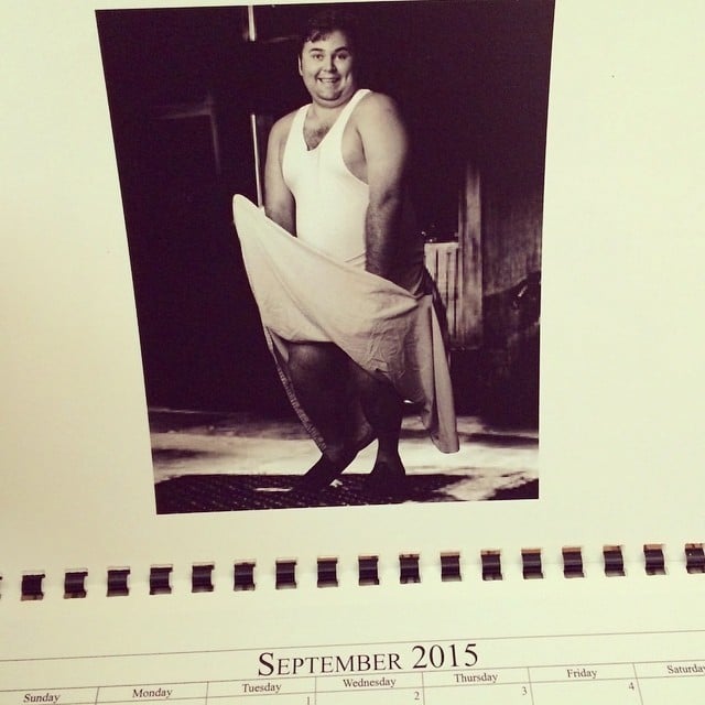 Hombre posando en un calendario como marilyn monroe