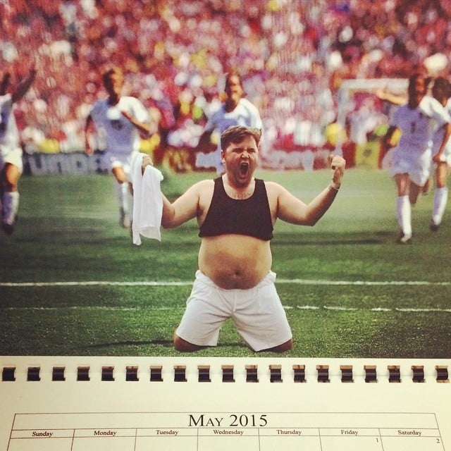 Hombre posando en un calendario como Cristiano Ronaldo 