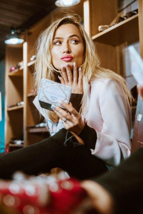 chica usando maquillaje en tonos rosa