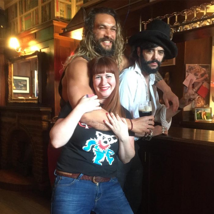 Jason Momoa trollea a los novios celosos de sus fans en divertidas fotografías