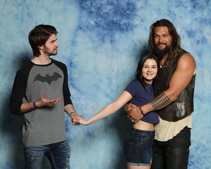 Jason Momoa trollea a los novios celosos de sus fans en divertidas fotografías