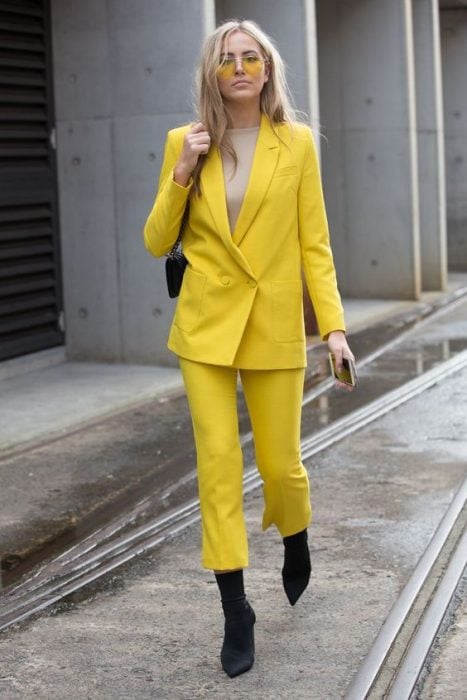 total yellow look mujer vestida de amarillo completamente 