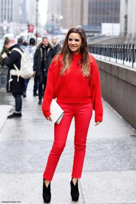 mujer vestida completamente de color rojo total red look