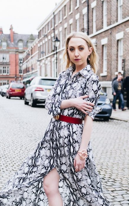 mujer con vestido estampado de serpiente 