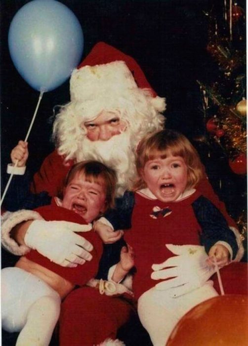 Santa Claus que da miedo cargando a un niños