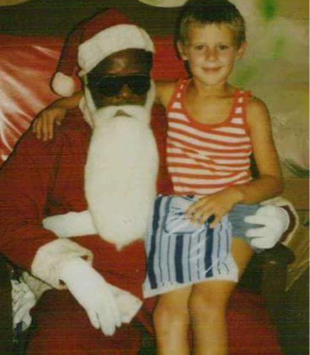 Santa Claus que da miedo cargando a un niño