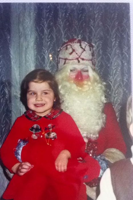 Santa Claus que da miedo cargando a un niño