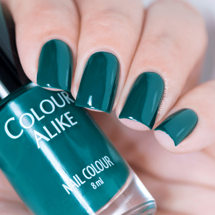 manos de mujer con uñas color verde quetzal 