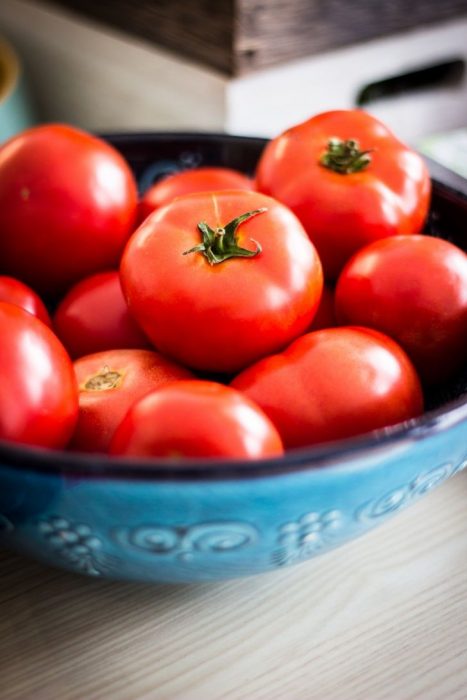 tomates dentro de un tazón 