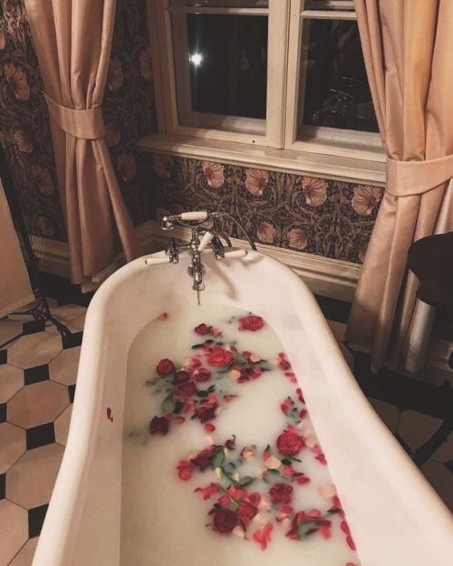 tina de baño con pétalos de rosas