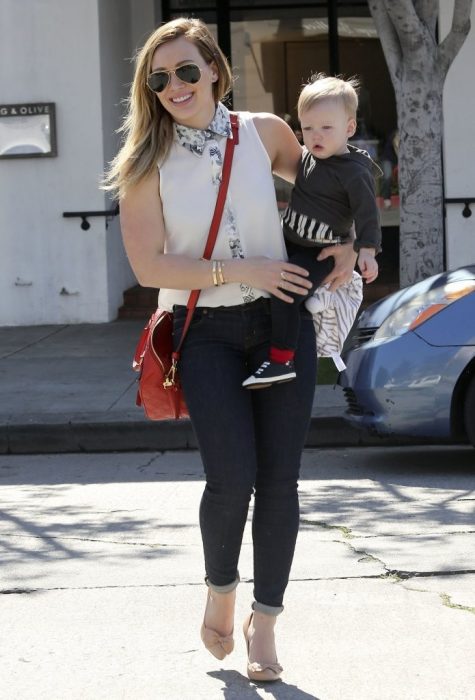  Hilary Duff usando atuendos casuales