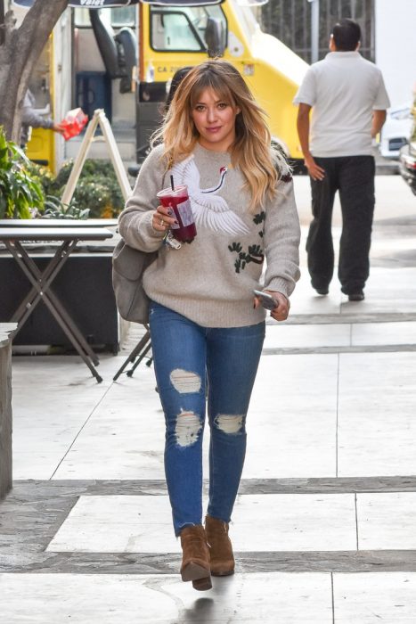  Hilary Duff usando atuendos casuales