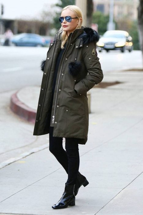Chica usando un atuendo de invierno para cubrirse del frío en 2018