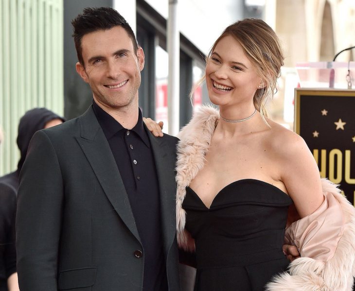 Pareja de esposos vistiendo trajes de gala y sonriendo