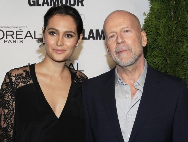 Pareja de esposos vistiendo ropa de gala