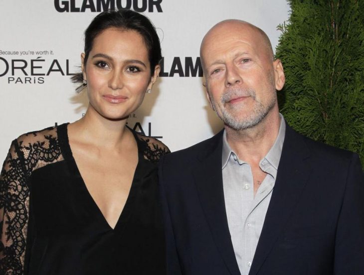 Pareja de esposos vistiendo ropa de gala