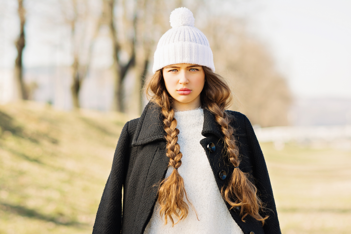 She s wearing her hat. Девушка в шапке. Прически под шапку на длинные волосы. Шапка "косички". Зимняя шапка с косичками.