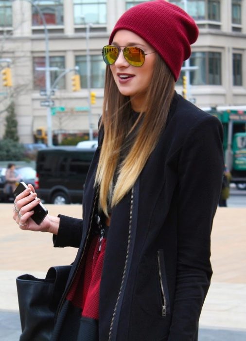 Chica con cabello lacio usando una gorra roja de invierno