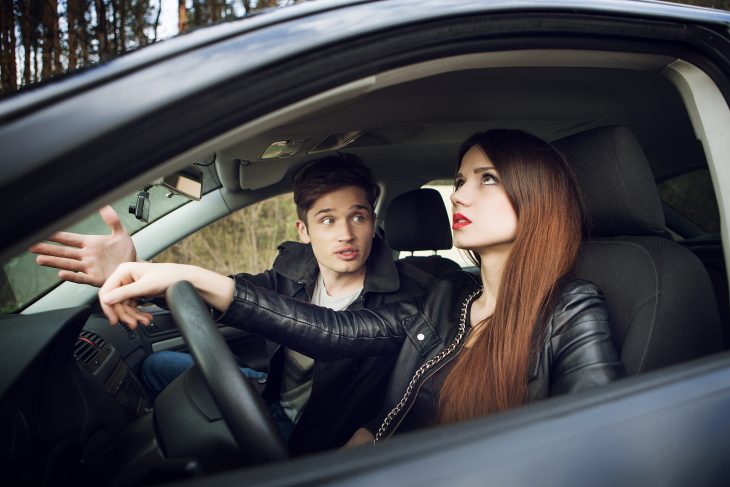 Pareja de novios discutiendo en un carro