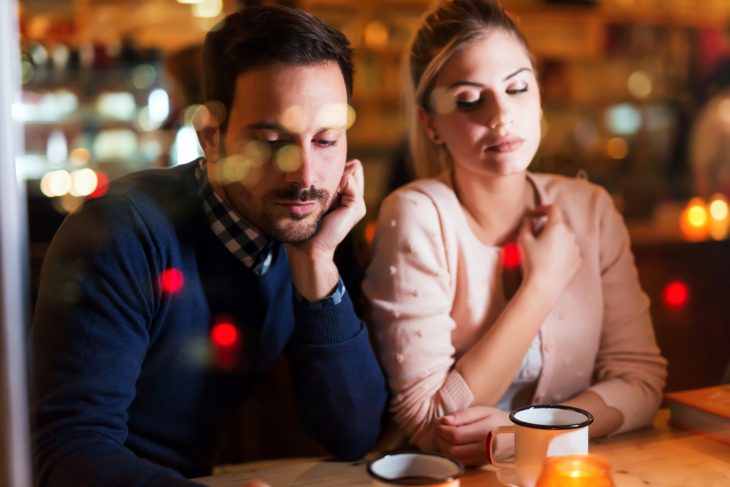 Pareja de novios enojada en un café