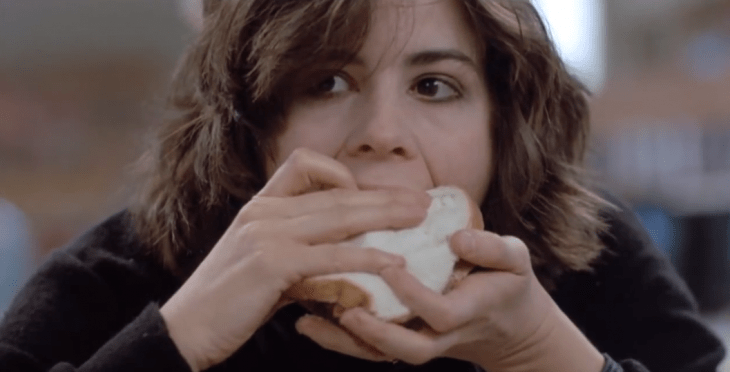 Chica comiendo una lonche