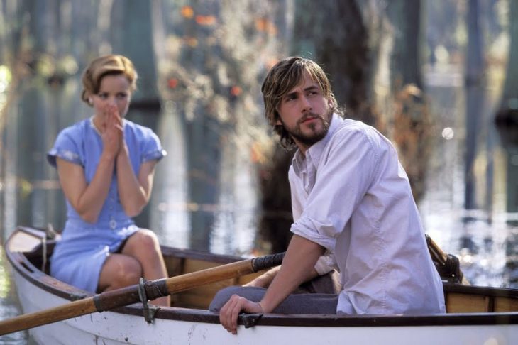 pareja d enovios paseando en bote en un lago