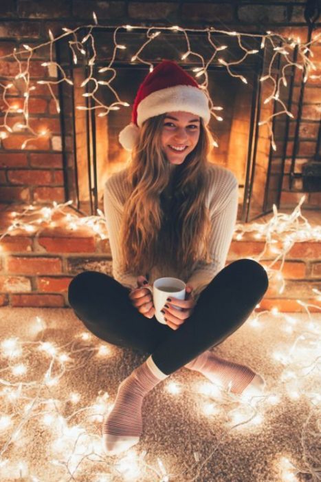 Chica tomando chocolate en navidad 