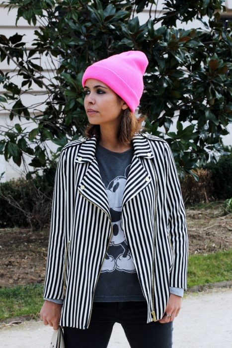 mujer con gorro rosa neon 