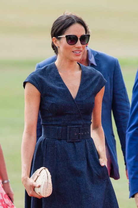 Meghan Markle caminando por los campos