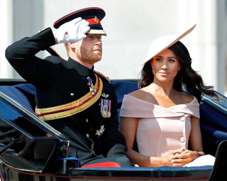 Meghan y harry durante un desfile