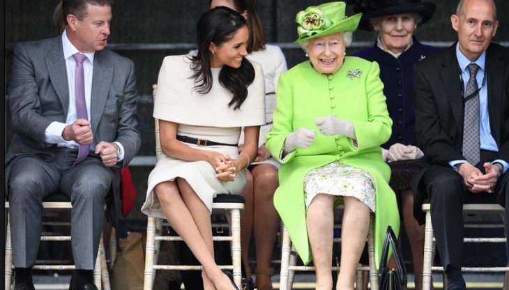 Meghan Markle sentada junto a la reina