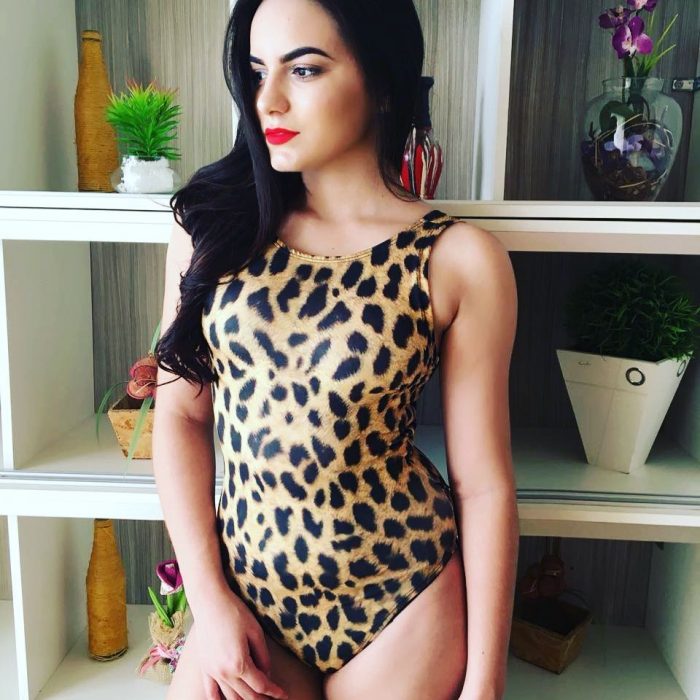 Chica con traje de baño de animal print