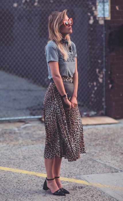 Chica parada en la calle con falda de animal print