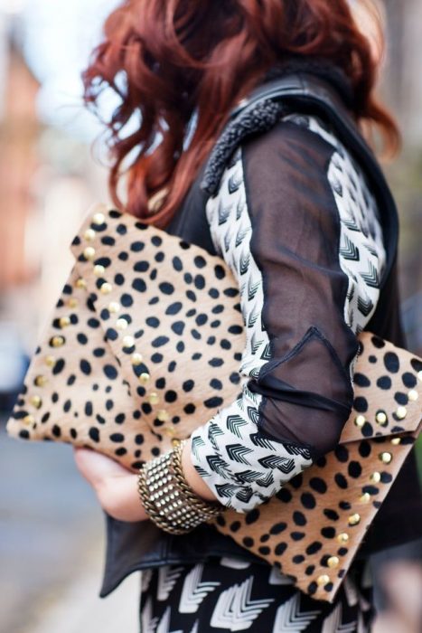 Chica con bolso grande de mano de animal print