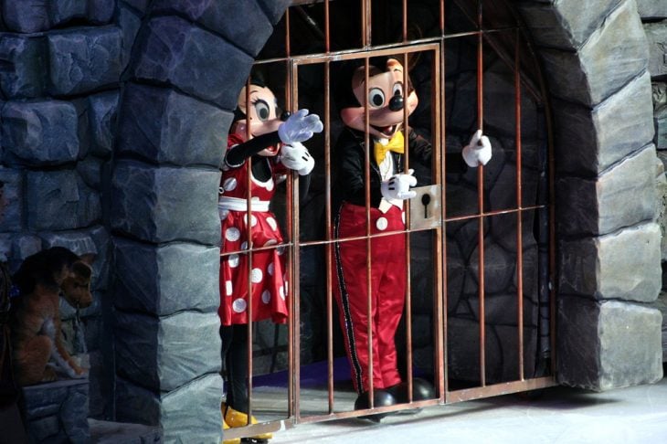 Mickey y Minnie detrás de los barrotes