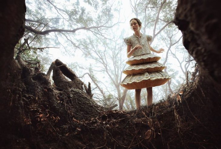 Chica usando un vestido durante una sesión de fotos de cuento 