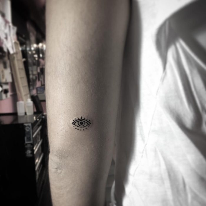 Chica con un tatuaje de ojo en su codo