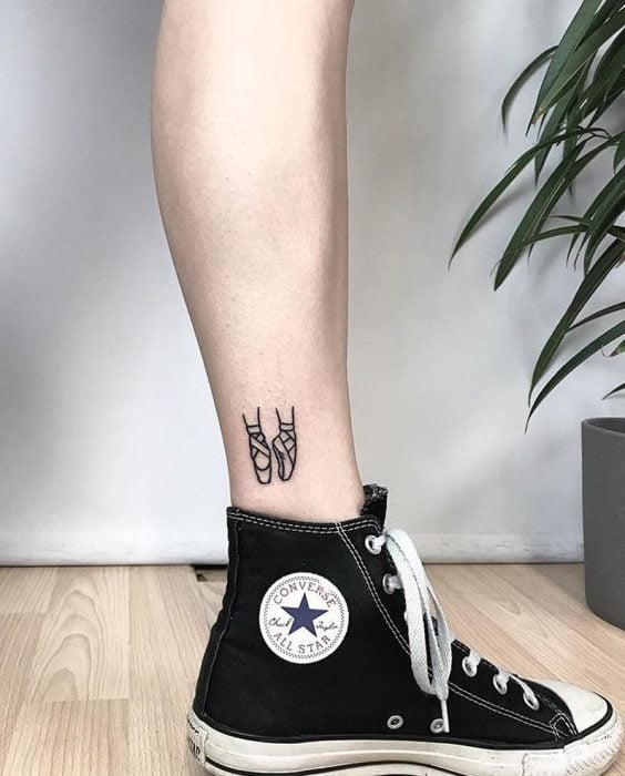 Chica con unos zapatos de bailarina tatuados en su pie 