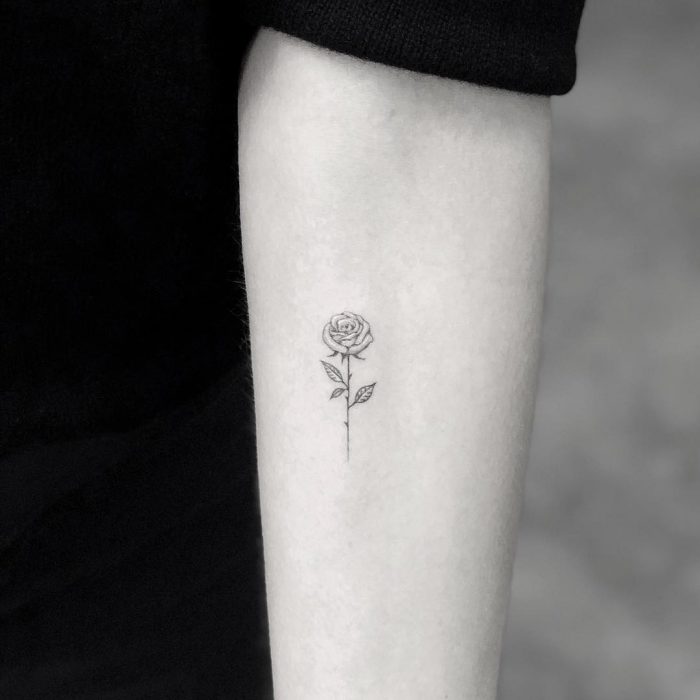 Chica con un tatuaje de una rosa