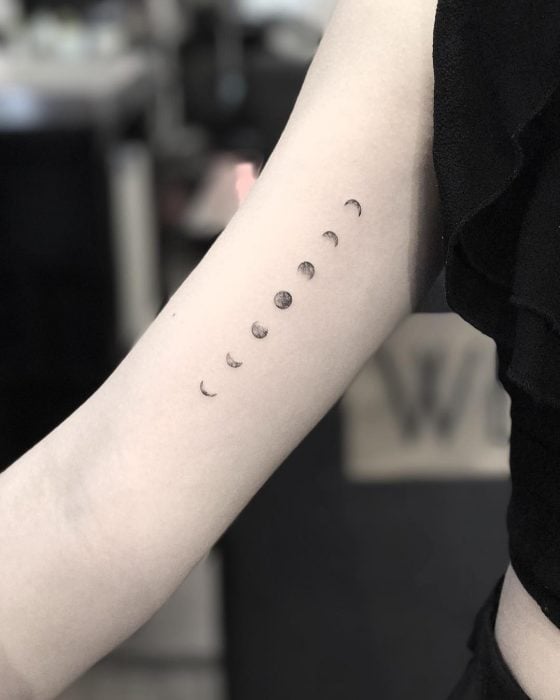 Chica con un tatuaje de la transición de las lunas