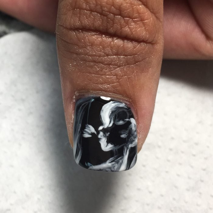 Mujer con unas uñas de ultrasonido pintadas en sus manos 